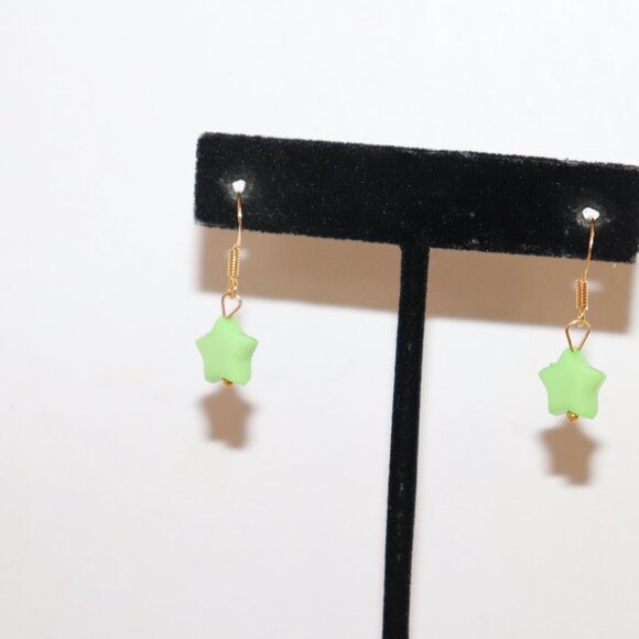 NWOT Gold and green star dangle earrings 1 1/8" - Picture 4 of 5